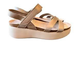NWB Munro Gold/Metallic Sandals
